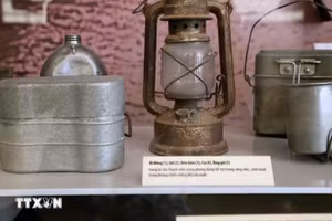 De nombreux objets, documents d’archives et vestiges de guerre sont exposés sur le site historique du débarcadère II de Long Dai, contribuant à faire revivre cette période où ce lieu constituait un « point de feu » sur l’axe logistique stratégique de Truong Son. Photo : VNA