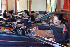 Les Mnong du village de Jun perpétuent leurs artisanats traditionnels après la fusion. Photo : vietnamnet.vn
