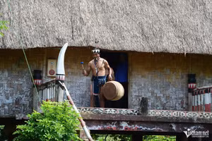 Le maître des cérémonies quitte la maison Rông pour rejoindre l’espace rituel, marquant le début des prières destinées à solliciter la protection des divinités pour la paix du village et la prospérité des récoltes. Photo : vietnamnet.vn
