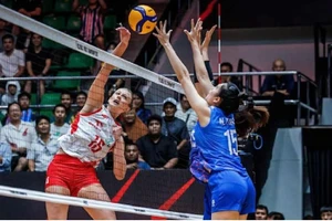 Les joueuses polonaises (en maillot blanc) ont démontré leur supériorité en s’imposant 3-1 face à leurs adversaires vietnamiennes après avoir perdu le premier set. Photo : FIVB.