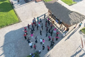 Au milieu de la place Tay-Bac se trouve une zone présentant l'espace culturel ethnique Lao-Kho Mu. Photo : NDEL.