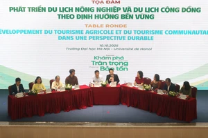 Table ronde sur le thème « Développement du tourisme agricole et du tourisme communautaire dans une perspective durable », le 10 octobre à Hanoï. Photo : Hanu.
