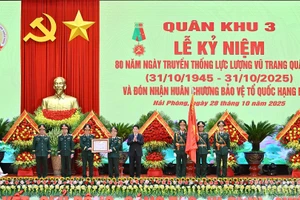 Le président Luong Cuong remet l’Ordre de la Protection de la Patrie de première classe à la zone militaire 3. Photo : NDEL