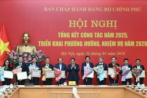 Le Premier ministre Pham Minh Chinh remet des certificats de mérite du Comité du Parti du gouvernement à des personnes ayant obtenu des résultats remarquables. Photo : NDEL.