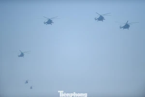Le déploiement a eu lieu vendredi 10 janvier, lorsque six équipages d'hélicoptères du 916e régiment de la 371e division, relevant du Service de défense aérienne et des forces aériennes du ministère de la Défense nationale, ont effectué une manœuvre entre les aéroports de Hoa Lac et de Gia Lam, tous deux situés dans la capitale vietnamienne. Photo : tienphong.vn