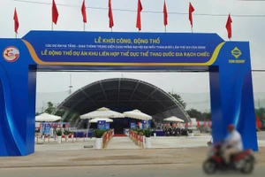 érémonie de pose de la première pierre du complexe sportif national Rach Chiec organisée à l'occasion du XIVe Congrès national du Parti communiste du Vietnam. Photo : baodautu.vn