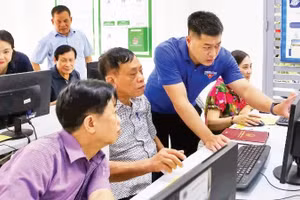 Des cadres du Front de la Patrie du quartier de Ngoc Ha ont participé avec enthousiasme à des sessions de formation visant à améliorer leurs compétences en matière de transformation numérique dans leurs activités. Photo : NDEL.