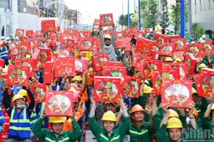 Une atmosphère festive a envahi le chantier du projet de complexe d’immeubles de grande hauteur Sycamore, lots B9 et B10, dans le quartier de Binh Duong, à Hô Chi Minh-Ville. Photo : NDEL.