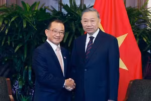​​Le secrétaire général du PCV et président de la République, Tô Lâm (à droite) et le président du Parlement singapourien, Seah Kian Peng. Photo: VNA