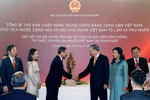 Le secrétaire général du Parti communiste du Vietnam et président de la République, To Lam, offre une statue du Président Hô Chi Minh à l’Ambassade du Vietnam à Singapour. Photo : VNA.