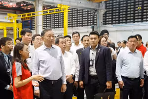Le secrétaire général du Parti communiste et président Tô Lâm visite le modèle d’usine pour les technologies de production avancées de Singapour. Photo : VNA.