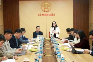 Lors de la séance de travail entre la délégation du Service de la propagande et de la mobilisation de masse du Comité du Parti de la ville de Hanoï et des responsables de la commune de Minh Chau. Photo : hanoimoi.vn