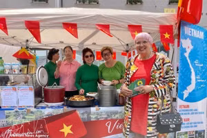 Mme Claudia Roth, députée au Bundestag, visite le stand vietnamien. Photo : VNA.