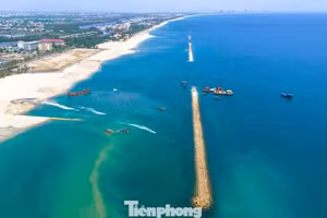 La plage de Cua Dai subit une érosion continue depuis de nombreuses années. Les larges étendues de sable se rétrécissent progressivement, de nombreuses portions de la digue sont menacées, ce qui affecte directement le tourisme et les moyens de subsistance des habitants. Photo : tienphong.vn