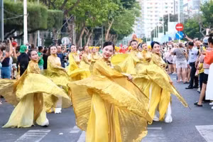 Couleurs éclatantes du Carnaval sur la plage de Nha Trang. Photo : NDEL.