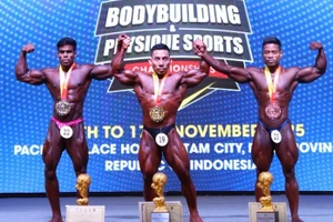 Pham Van Mach (centre) remporte le septième titre de champion du monde de sa carrière. Photo : nld.com.vn