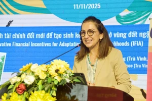 Anupa Rimal Lamichhane, spécialiste principale régionale en matière de changement climatique et d'environnement, Division Asie et Pacifique, présente un aperçu du projet. Photo : baovinhlong.com.vn