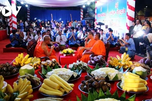 La Fête de la Lune occupe une place essentielle dans la vie spirituelle du peuple khmer. Selon leurs croyances, il s’agit d’un rituel destiné à exprimer leur gratitude envers le dieu de la lune, protecteur des récoltes, garant des pluies bienfaisantes et du climat clément, permettant aux champs d’être fertiles et aux moissons d’abonder. Photo : VOV