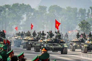 Des équipements militaires modernes pour la répétition générale avant le défilé de la Fête nationale