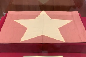 Le drapeau rouge à étoile jaune lors du congrès national de Tan Trao, le 16 août 1945. Photo : daibieunhandan.vn