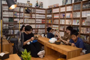 D’une superficie de 50 m², la librairie de bandes dessinées d’occasion de Nguyen Thi An abrite des milliers de titres, dont certaines séries publiées dans les années 1990, comme Dấu ấn rồng thiêng, Dũng sĩ Hesman, Cậu bé vô song ou Bảy viên ngọc rồng. De nombreuses anciennes séries, épuisées depuis longtemps, sont soigneusement rangées sur des étagères en bois. Photo : vnexpress.net