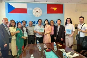Le traducteur Nguyen Quyet Tien (6e de la gauche) offre au Centre de langue vietnamienne la collection de dictionnaires et de conversations vietnamien-tchèque-anglais qu’il a lui-même rédigée. Photo : VNA.