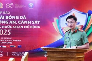 Le colonel Pham Kim Dinh s'exprime à la conférence de presse. Photo : VNA.