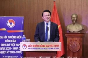 Winston Lee, secrétaire général de la Fédération de football de l’ASEAN, prend la parole lors de l’événement. Photo : VFF
