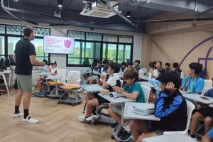 Le maître Maik Berger, directeur général d'Evo Việt Nam, a donné une conférence sur la science de l'entraînement physique. Photo : NDEL