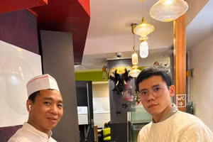 M. Hung (à gauche) et M. Thien, propriétaires du restaurant vietnamien à Paris. Photo : vietnamnet.vn