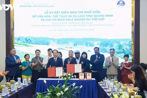 Les autorités de Quang Ninh et les représentants du World Amateur Golfers Championship lors de la cérémonie de signature du protocole d'accord, le 5 août 2026. Photo : VOV.