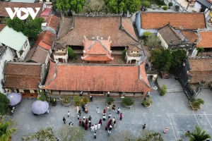 Le village ancien de Hung Lo (quartier de Van Phu, province de Phu Tho) est situé sur une rive de la pittoresque rivière Lo. Le complexe historique et culturel du temple Hung Lo s'étend sur une superficie de 5 000 mètres carrés. Photo : VOV.