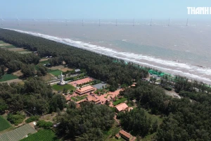 Le monastère de Truc Lam Tra Vinh est niché au cœur d'une pinède, à proximité de la plage de Ba Dong. Photo : thanhnien.vn