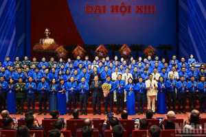 Le secrétaire général du Parti et président de la République, To Lam, félicite le Comité central de l'Union de la jeunesse communiste Hô Chi Minh du 13e mandat (2026-2031). Photo : NDEL.