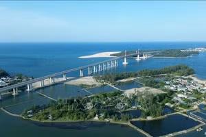 Le projet débute à l’échangeur reliant la route nationale 49B au pont de Tam Giang et s’achève au carrefour des routes nationales 49A et 49B. Sa longueur totale atteint environ 7,785 km, dont 2,36 km pour le pont franchissant l’embouchure et 5,3 km de voies routières. Photo : VNA