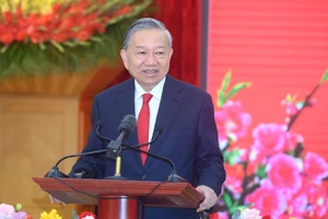 Le secrétaire général To Lam prononce un discours lors de la rencontre pour présenter ses vœux de Nouvel An lunaire aux fonctionnaires, aux agents de la fonction publique et aux employés du Bureau du Comité central du Parti. Photo : NDEL.