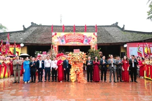 Les dirigeants de la commune de My Duc offrent des fleurs au comité d’organisation et adressent leurs vœux pour que la fête traditionnelle de Phù Lưu Tế se déroule avec solennité, sécurité et plein succès. Photo : hanoimoi.vn