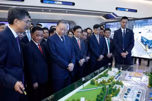 Le secrétaire général du Parti communiste du Vietnam et le président To Lam, et la haute délégation vietnamienne dans le Centre Chine–ASEAN de coopération pour l’innovation en intelligence artificielle à Nanning. Photo : VNA