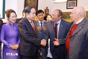 Le président de l'AN vietnamienne, Tran Thanh Man, et son épouse et de membres de l'Association d'amitié Italie-Vietnam à Milan. Photo : VNA.