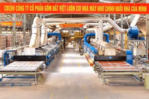 Dans l'usine de Gốm Đất Việt. Photo : NDEL.
