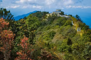 Le Vong Hai Dai, point culminant du Parc national de Bach Ma. Photo : sggp.org.vn