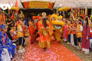 La fête traditionnelle du village de Bat Trang 2026 se déroule sur deux jours, les 1er et 2 avril (soit les 14e et 15e jours du deuxième mois lunaire). Photo : VOV.