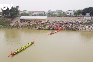 La Fête contribue à préserver et à valoriser le patrimoine historique du site de la victoire de Nhu Nguyet, où les forces de la dynastie Lý, sous le commandement du Grand Préfet Ly Thuong Kiet, ont repoussé l’invasion des Song en 1077. Cette victoire constitue une épopée immortelle dans l’histoire de la fondation et de la défense de la nation vietnamienne. Photo : VOV.