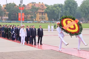 La délégation du Parti et de l'État, conduite par le secrétaire général et président To Lam, dépose des gerbes et rend hommage au mausolée du président Hô Chi Minh. Photo : NDEL