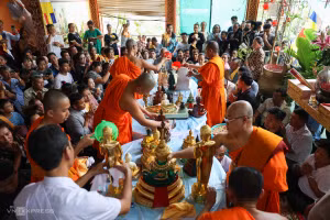 Lors du dernier jour du Chôl Chnăm Thmây, des centaines de personnes participent au bain du Bouddha dans la salle principale de la pagode Pothiwong, dans l’après-midi du 16 avril. Photo : VNE