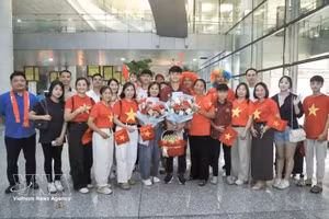 L'équipe nationale vietnamienne des moins de 17 ans reçoit un accueil chaleureux de la part des supporters dès son retour au pays le 26 avril. Photo: VNA.