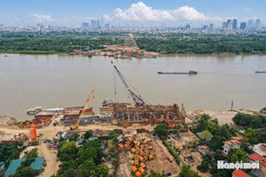 Le pont Tu Lien et sa voie d'accès, d'une longueur totale de près de 12 km, relieront le centre de Hanoï au nord, au nord-est et au Parc des expositions national, ainsi qu'à l'aéroport de Gia Binh (Bac Ninh). Photo : hanoimoi.vn