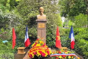 De magnifiques bouquets de fleurs fraîches à l’occasion de l’anniversaire du Président Hô Chi Minh. Photo : NDEL