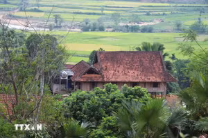 Les maisons sur pilotis constituent une œuvre architecturale complète mêlant techniques de construction, art décoratif et conception harmonieuse avec la nature. Elles s’adaptent parfaitement au climat montagnard tout en portant l’empreinte culturelle caractéristique de l’ethnie Thai. Photo : VNA.