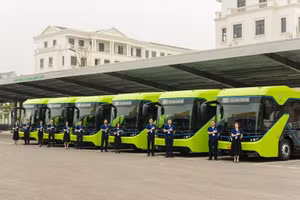 Les expériences internationales montrent que les transports verts ne sont efficaces qu’à condition d’associer des politiques volontaristes, des investissements dans les infrastructures et des applications technologiques avancées. Photo : thoibaonganhang.vn